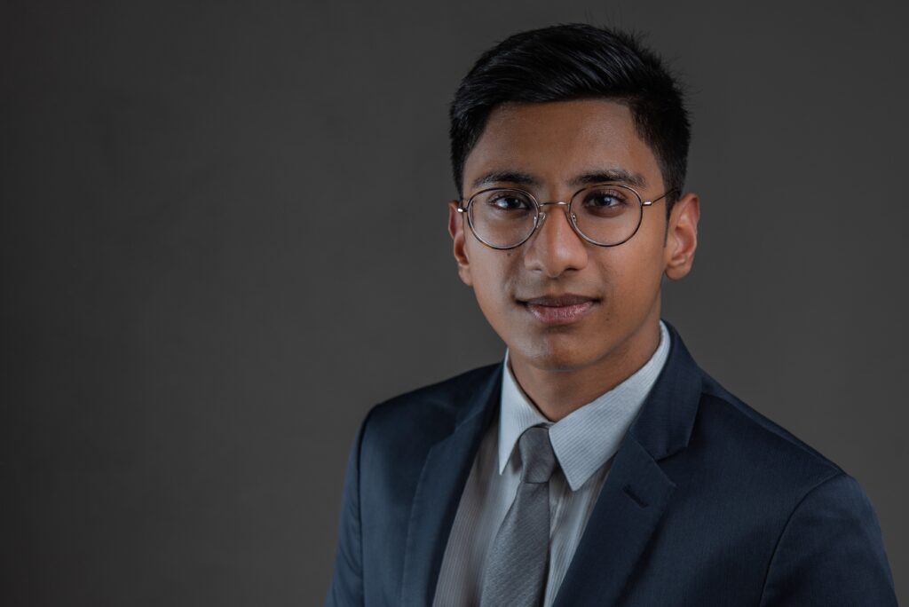 Bewerbungsfoto eines jungen Mannes im Anzug vor neutralem Hintergrund, Professionelle Fotografie Portrait