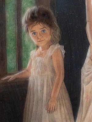 Nahaufnahme eines kleinen Mädchens in einem hellen Kleid, das am Fenster steht und den Betrachter direkt ansieht.