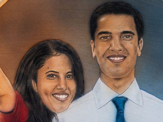 Detailaufnahme eines handgemalten Paarportraits, feine Ausarbeitung von Haut, Haar und Gesichtszügen