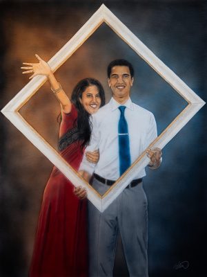 Handgemaltes Paarportrait nach Foto, festlich inszeniert mit Goldrahmen und atmosphärischem Licht – Auftragsmalerei DineshArt