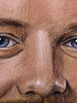 Makroaufnahme der Augenpartie eines handgemalten Portraits, feine Buntstiftarbeit auf grundierter Holzplatte